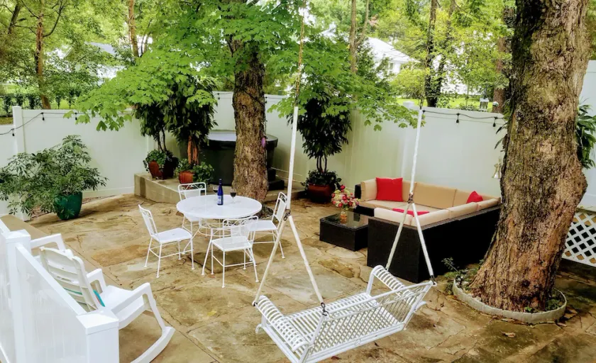 Spacious 2 BR, 1 1/2 baths, hot tub, pool table, outside room, full kitchen - Image 1