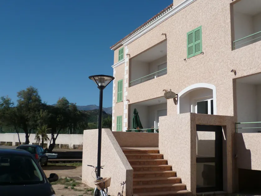 Dejlig studie, rolig, 2 minutter fra marinaen i St. Florent. - Image 1