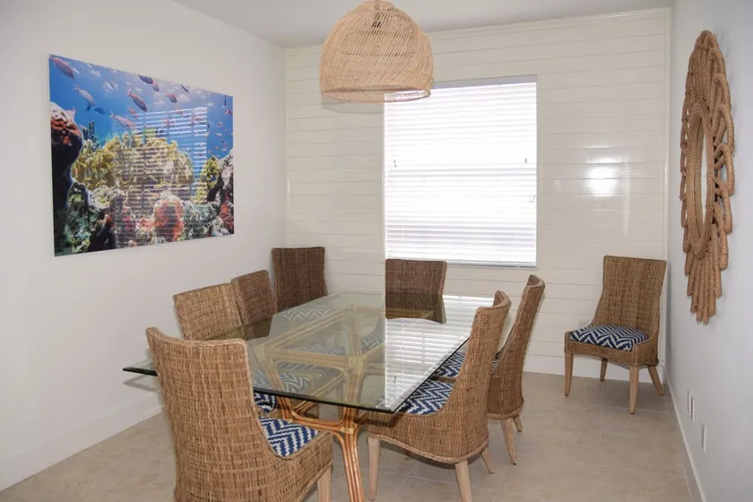 Beautifully decorated & steps from the ocean - Image 1