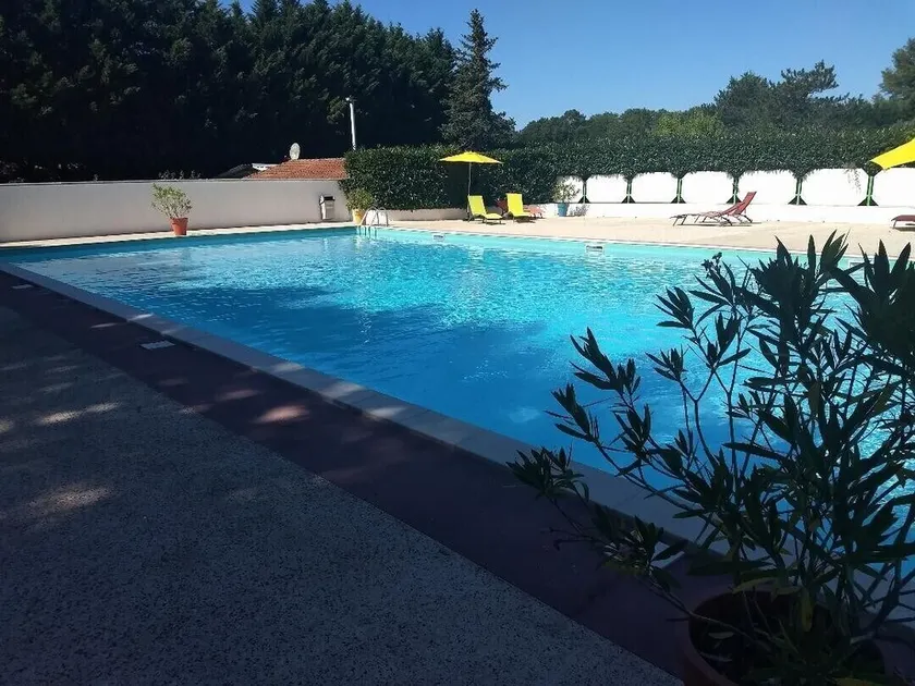 Air-conditioned Mobile Home in Peaceful Setting with Pool, Private Terrace & A/C - Image 1