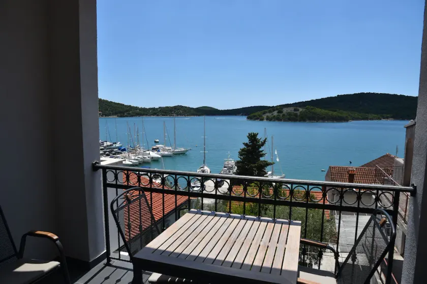 Villa Pina-TOP **** Apartment Evitos am Meer in Tisno / Dalmatien - Image 1
