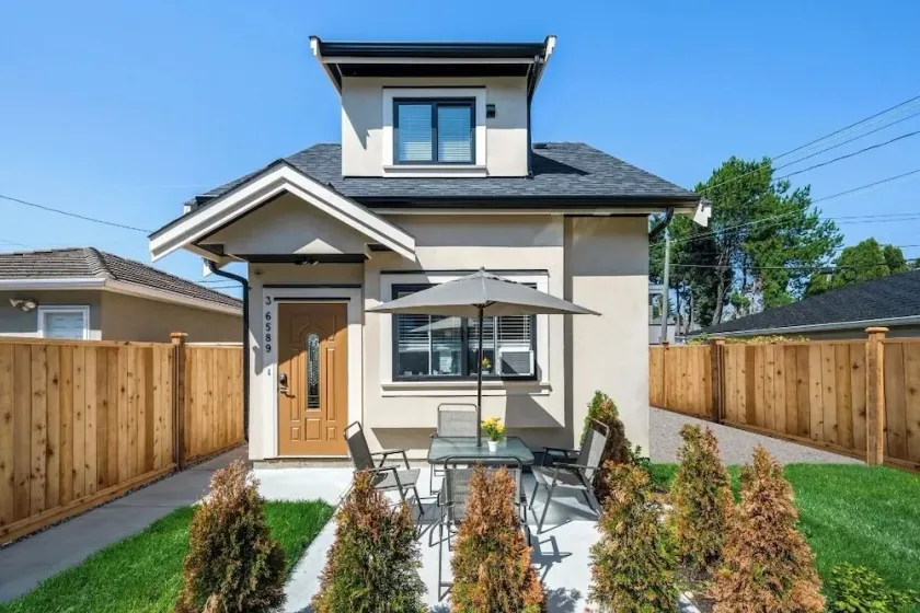 Three bedrooms new laneway house near public transit - Image 1