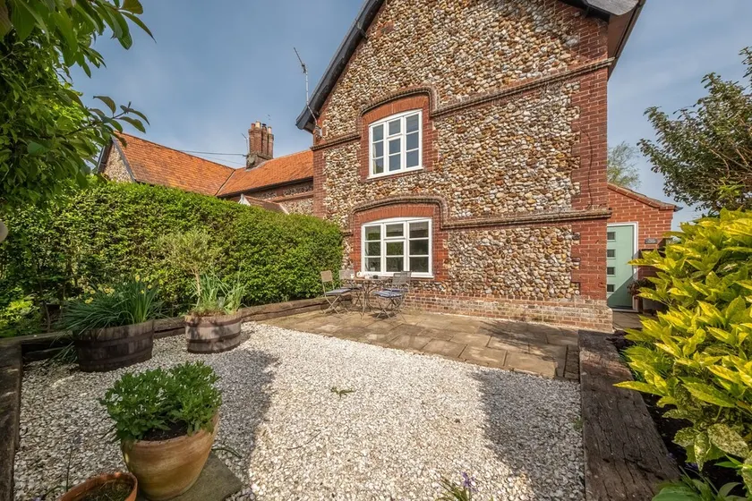 Typical Norfolk brick and flint character cottage which is cosy and comfortable - Image 1