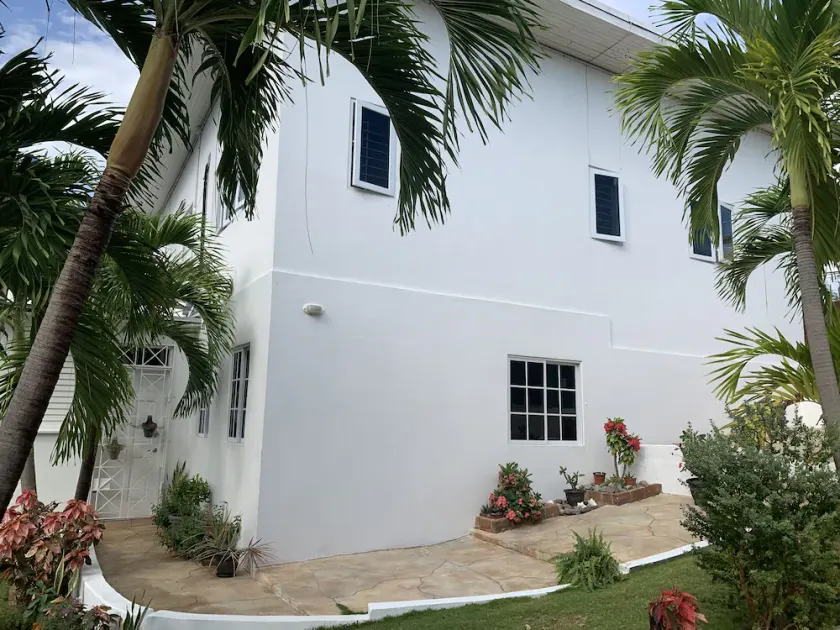 \"Serenity\". Peaceful work-friendly, self-contained suite with mountain view. - Image 1