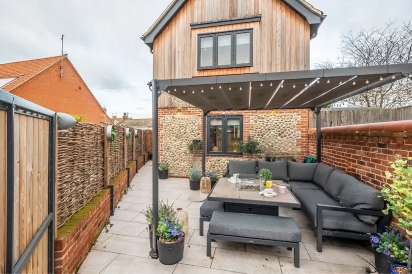 28 Chapel Yard - Image 1