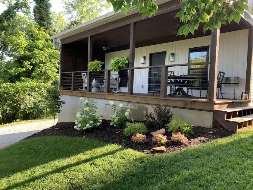 Discover Your Perfect Getaway: Cottage in the Heart of Horse & Bourbon Country! - Image 1