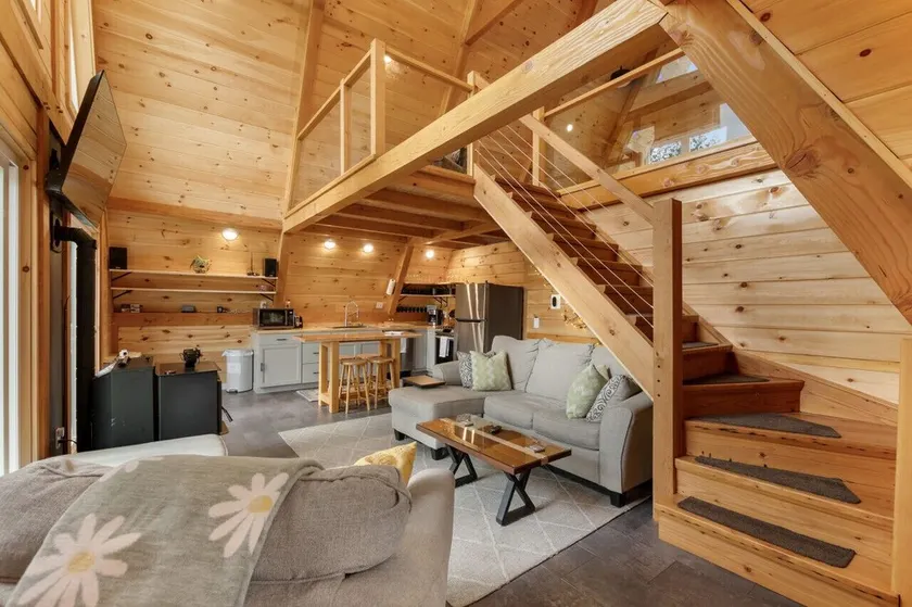 Gorgeous Tree House - ON TRAIL - Image 1