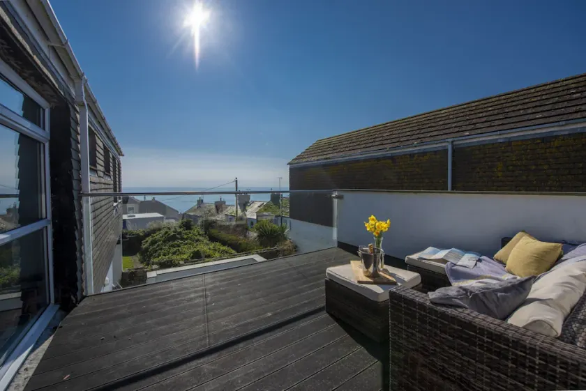Mousehole View - Pet Friendly - Sea Views - Free Parking & WiFi - Image 1