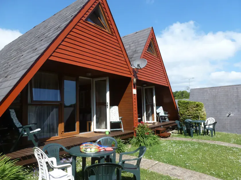 Seaside chalet, free WiFi, swimming pool, pubs near by, friendly holiday park. - Image 1