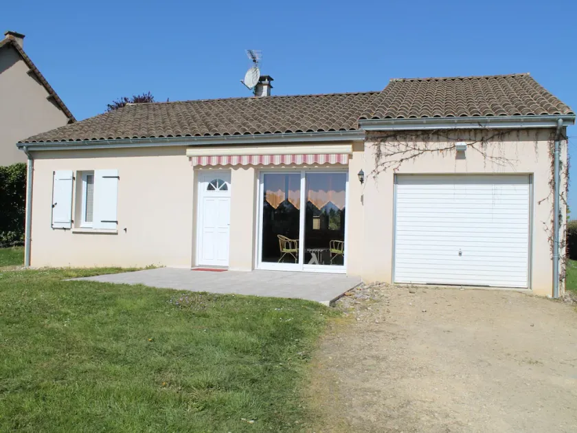 Cozy 3-Bed Home Near St Roch Thermal Baths, Fully Equipped, Sleeps 9 - Image 1
