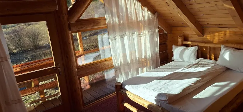 Chalet Rosehip Flowers 4-6 Traveling - Image 1