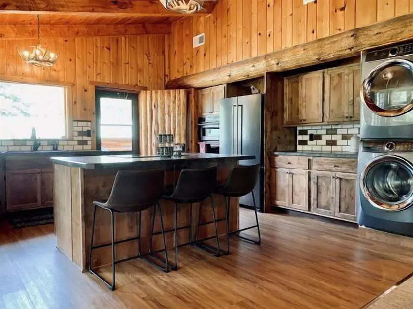 Rustic Mountain Cabin- Mountain Views, close to hiking and fishing - Image 1