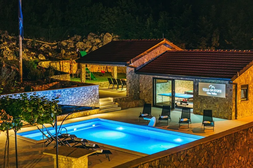 Villa on Stone – Luxusvilla mit Poolhaus & Panoramablick - Image 1
