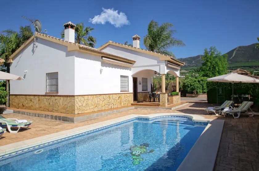 Private villa, surrounded by orange trees, with swimming pool, 10 minutes from the center. - Image 1