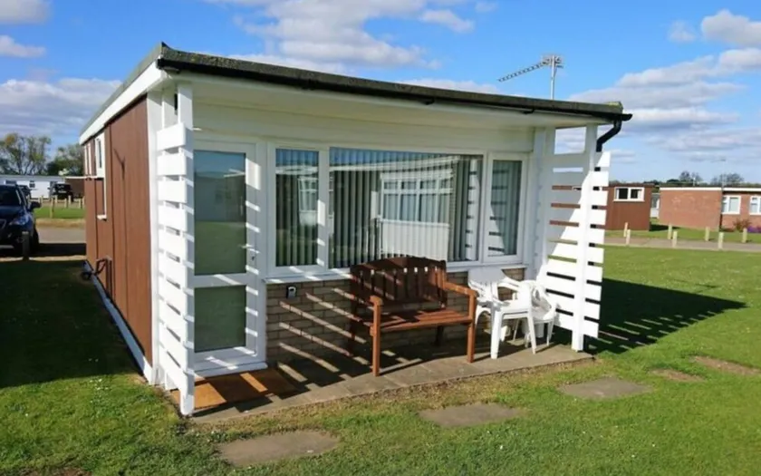 Pet-Friendly Detached 2-Bed Chalet: Near Norfolk Broads & Short Walk to Beach - Image 1