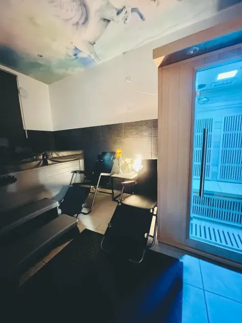London Luxury Apartments with Jacuzzi Hot tub & Sauna - Image 1
