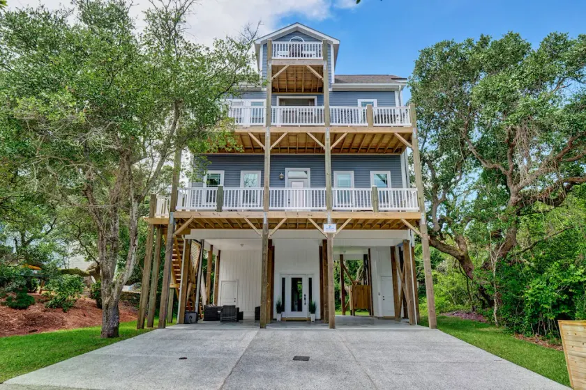 All new 5br/4.5ba home w/ocean views! Close to beach w/elevator and day dock. - Image 1