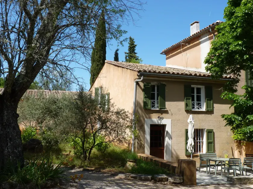 18 channels. Provençal farmhouse with swimming pool in a property from the 18th century. - Image 1