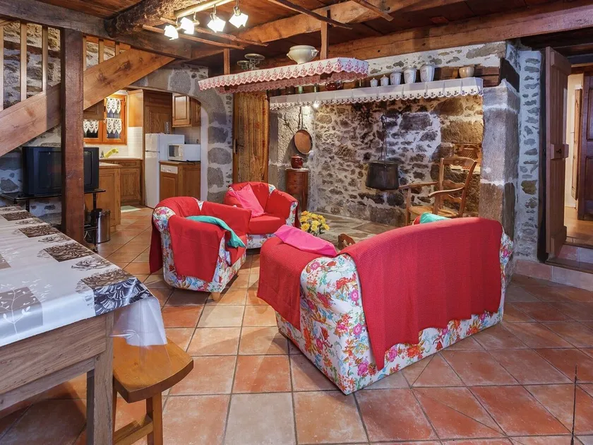 Holiday Home in Auvergne with Roofed Garden and Terrace - Image 1