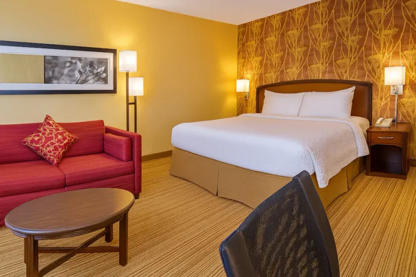 Luxe Vacation Feel! Free Parking, Onsite Pool, Short Drive to Herndon Hills Farm - Image 1