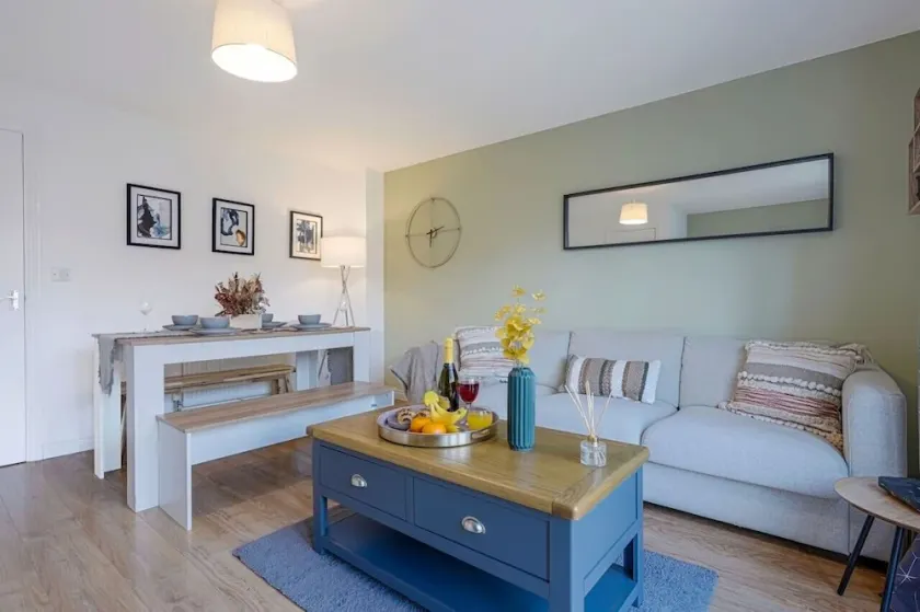 Broughton House • Close to Shops • Free Parking • Garden • Fast WIFi • Smart TV • Yoko Property - Image 1