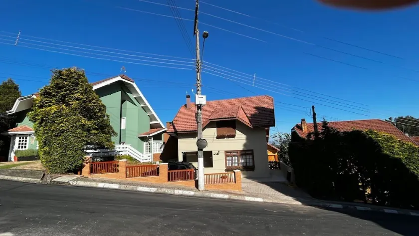 Charming home in Gated Community - Image 1