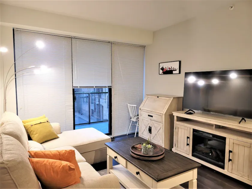 Executively Appointed Condo, w/resort amenities, IND GAR, Pool, Gym+ Biz Lounge - Image 1