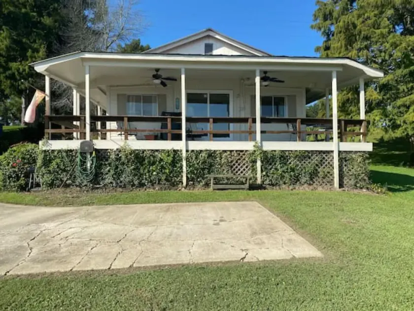 Come fish and enjoy the breeze off the lake! - Image 1
