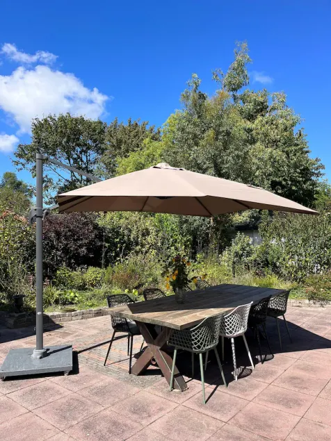Vacation home with a large fenced-in yard - Image 1