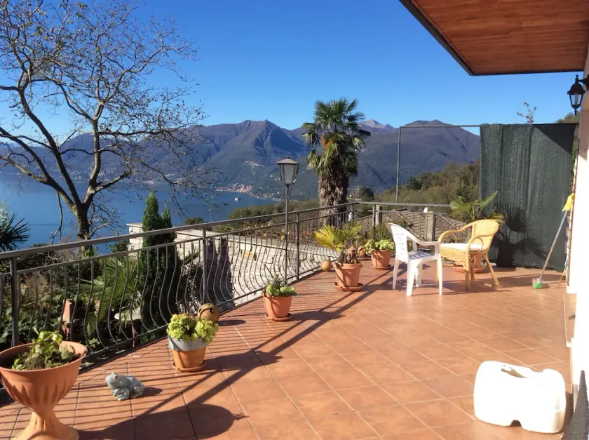 Sunny apartment with breathtaking lake view - Image 1