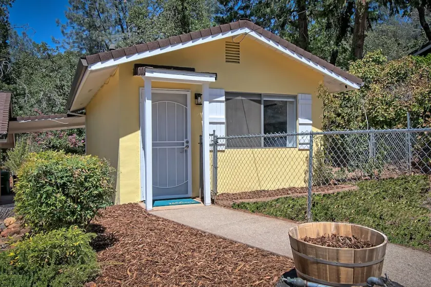 Peaceful Cottage Retreat - 1 mile from Lake Shasta - Image 1