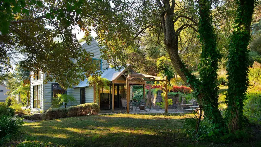 Storybook Cottage-surrounded by beautiful gardens - Image 1
