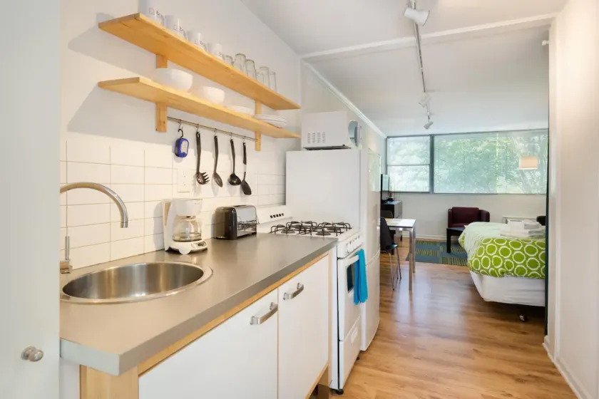 CCF Enjoy a Full Kitchen in an Affordable Studio Near Peachtree Street - Image 1