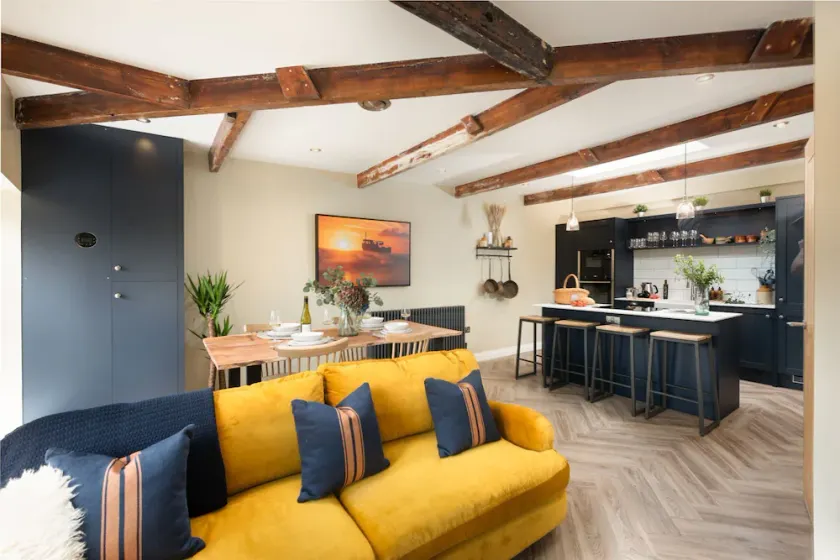 A beautiful apartment in Newlyn with two bedrooms and two bathrooms, just a short stroll from the ha - Image 1