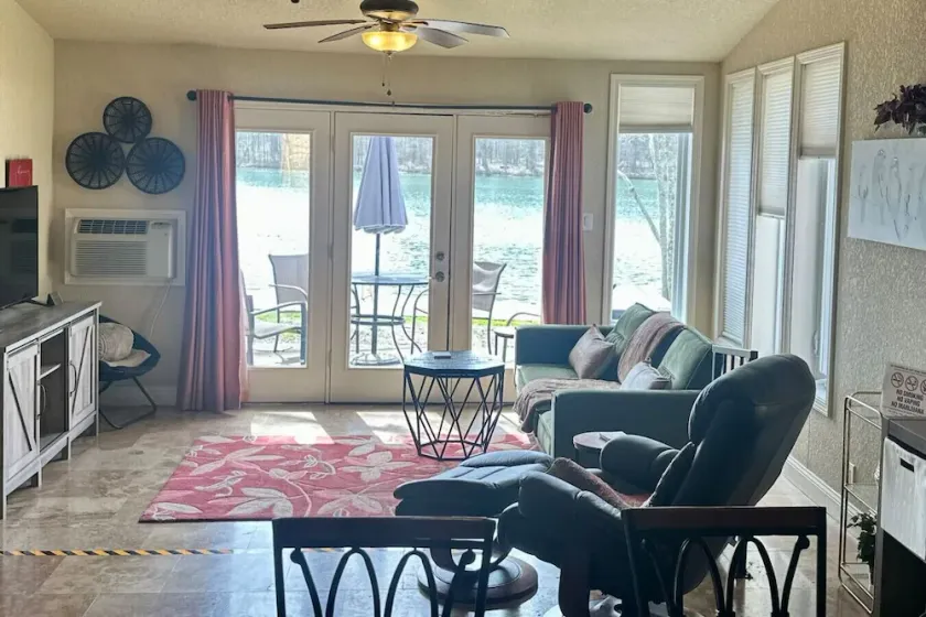 Tranquil Lakeside Country Getaway!- Pet Friendly - Image 1