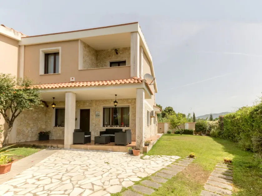 Villa a 300 metri dal porto turistico Marina di Capitana - Image 1