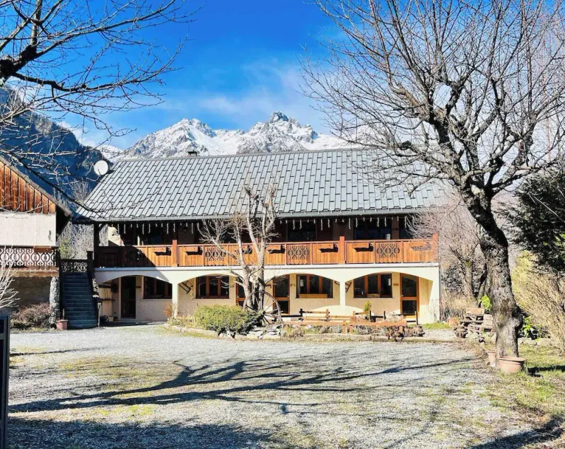 WONDERFUL SPACIOUS CHALET IN BOURG D’OISANS - SLEEPS 10(*supplement available up to 16) - Image 1