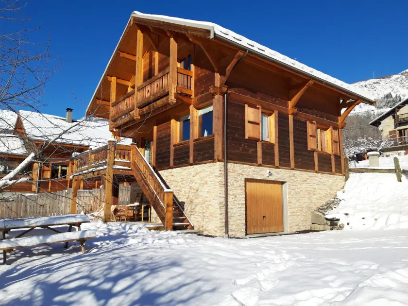 Chaleureux Chalet Traditionnel en Bois Briançon Serrechevalier 1200m - Image 1
