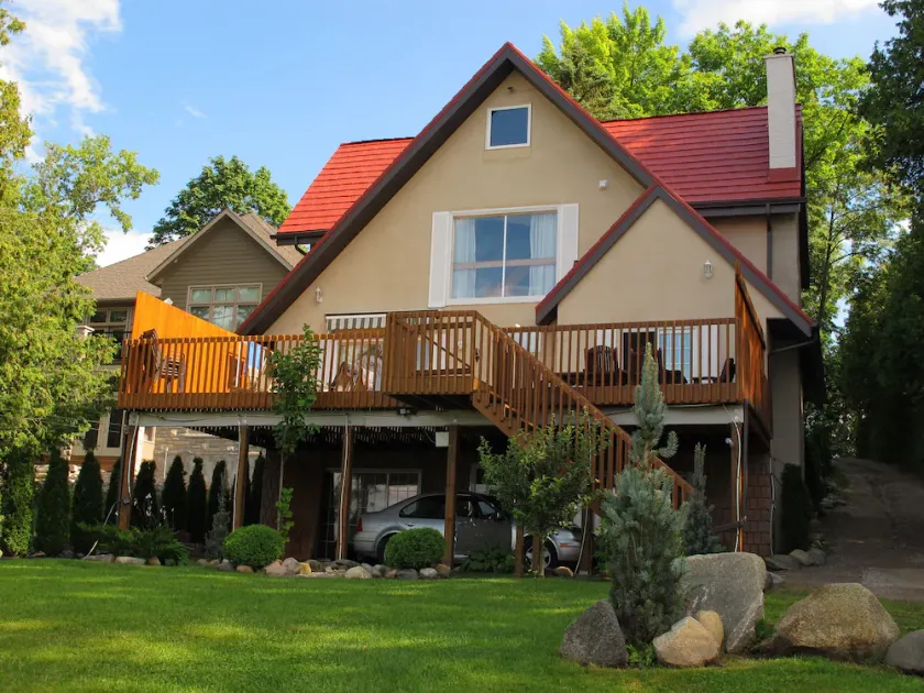 Cozy Waterfront on Puslinch Lake - Image 1