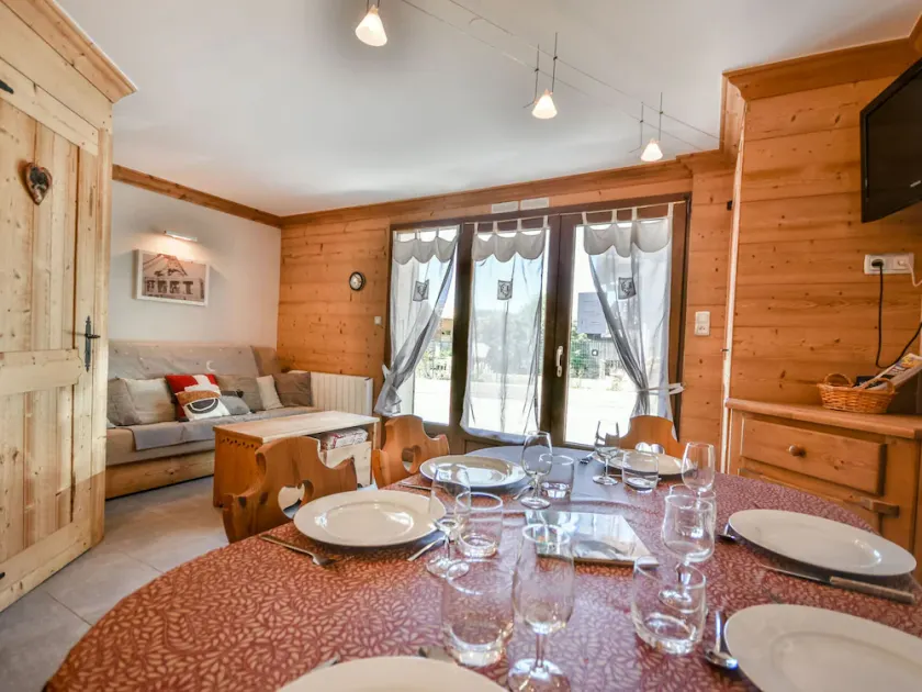 Renovated 2-Bedroom + Mountain Nook Apartment, Near Center & Shops, The Gets - Image 1