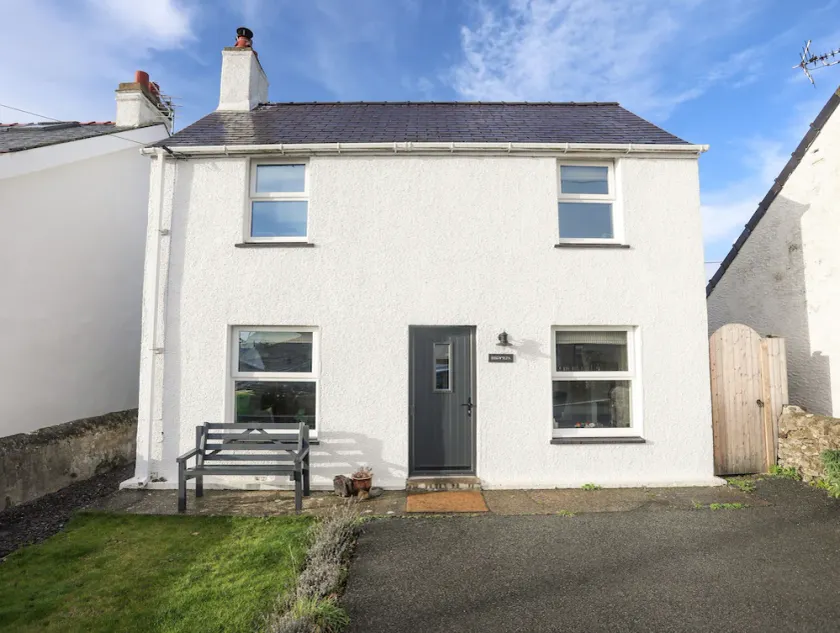 DISGWYLFA, pet friendly, country holiday cottage in Moelfre - Image 1