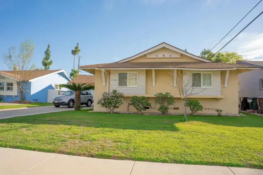 Live large vacation home-5 bedrooms/3 bath. 1 mile to Disney Parking Tram - Image 1