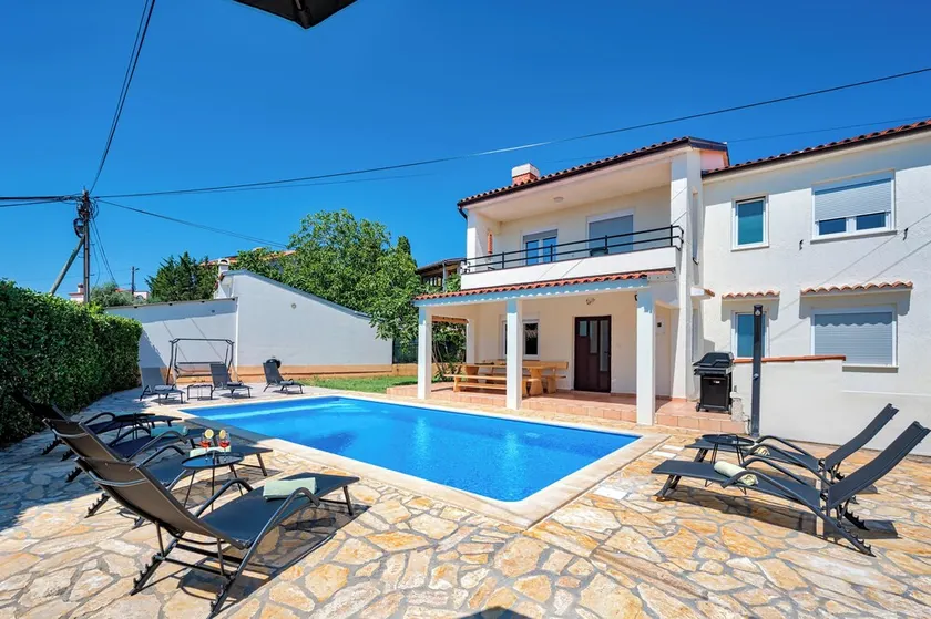 Maison avec piscine, grand jardin et un bon emplacement à Medulin - Image 1