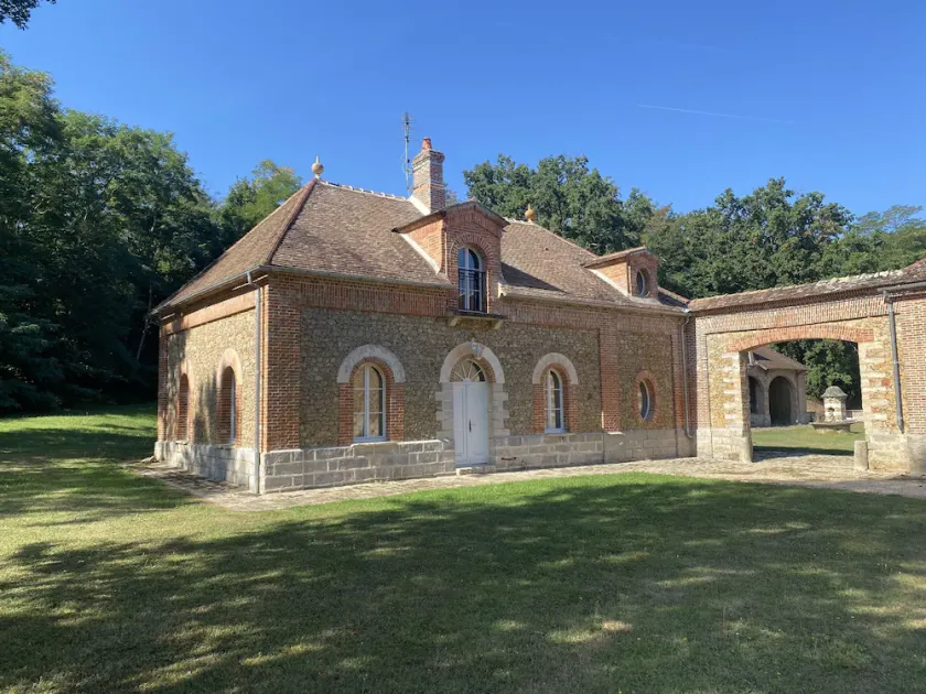 Country house next to a golf course, in the Fontainebleau region. - Image 1