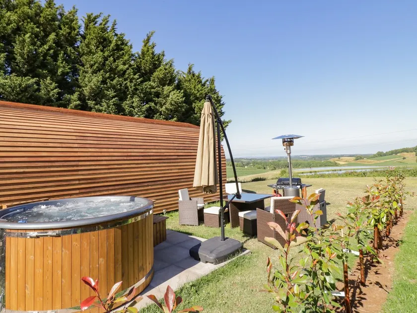 AILSA CRAIG, pet friendly, character holiday cottage in Great Witley - Image 1