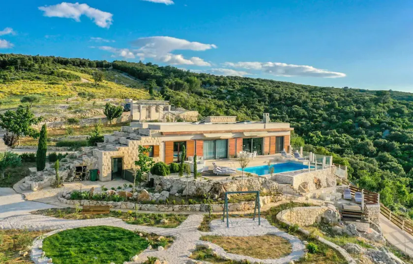 Villa Dol Hills Estate - Image 1
