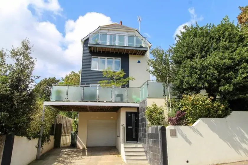BOURNECOAST: MODERN HOUSE IN TOWN CENTRE WITH GAMES ROOM - SNUG - WIFI - HB3114 - Image 1