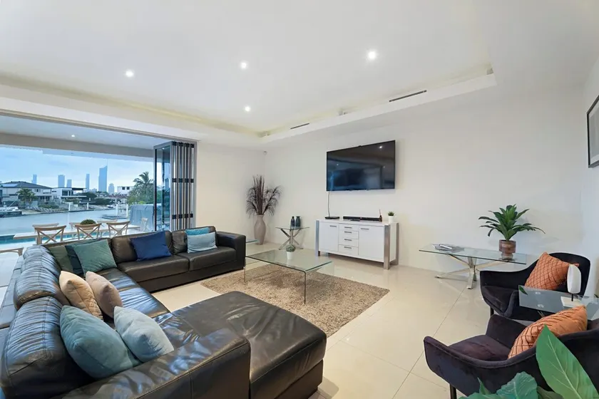 Relaxed waterfront living - Image 1