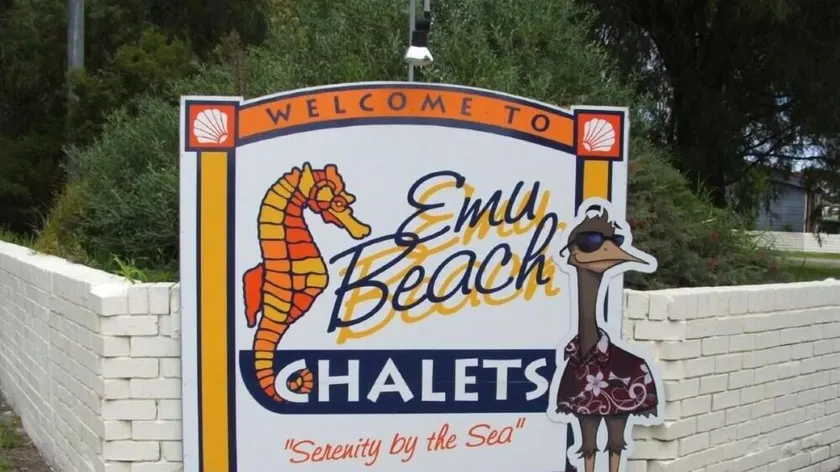 2 Bedroom Double Sofa Chalet Emu Beach - Image 1