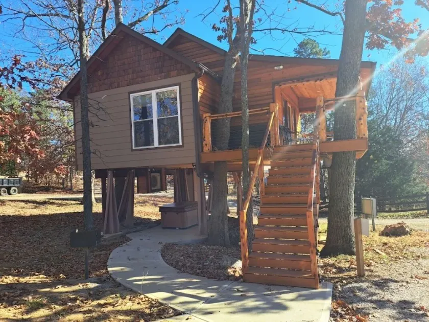 \"Eagle's Nest\" Tree House #5 w/ 2-person hot tub - Image 1